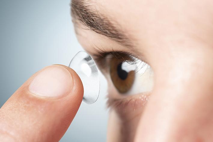 man-contactlens-kruyzter.jpeg