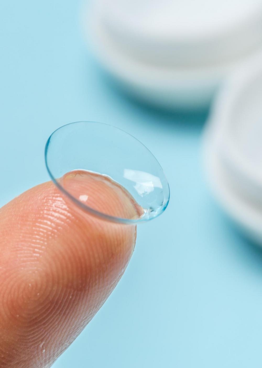 hand-met-contactlens-kruytzer.jpeg